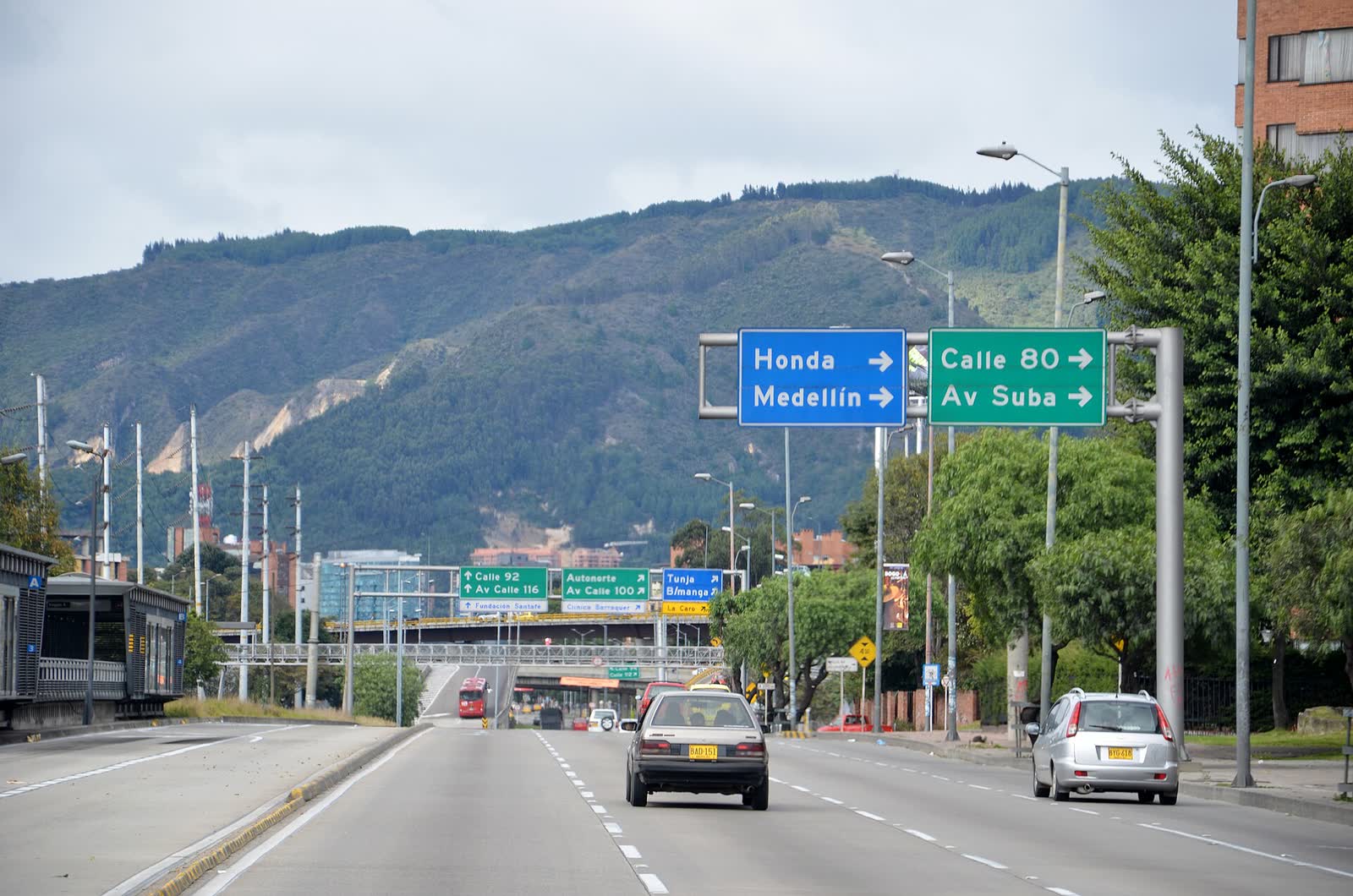 Autopista urbana de Bogotá con señalización elevada hacia Honda, Medellín, Calle 80 y Avenida Suba